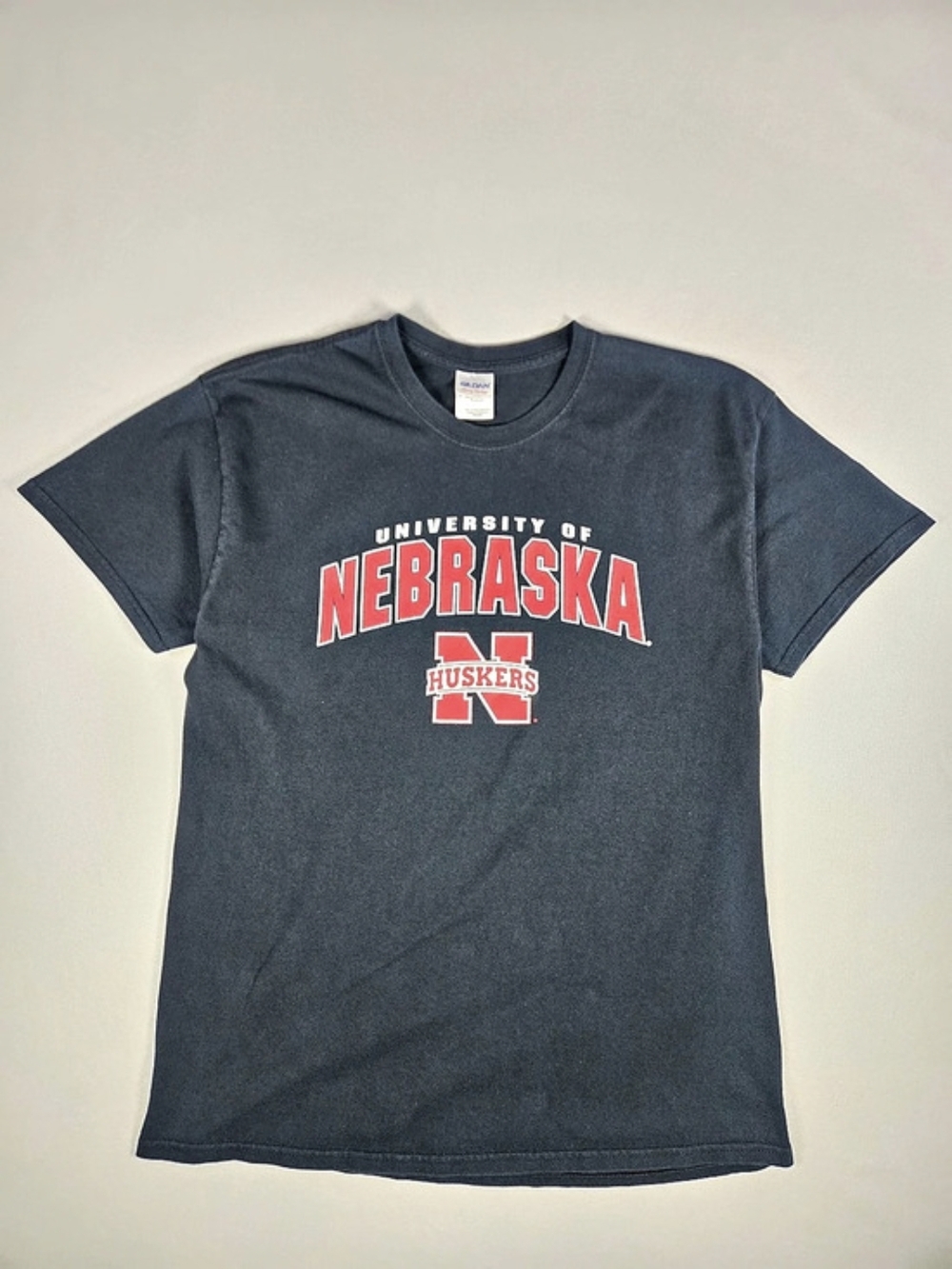 Vintage Gildan University of Nebraska Corn Huskers Graphic Tee in Black & Red L